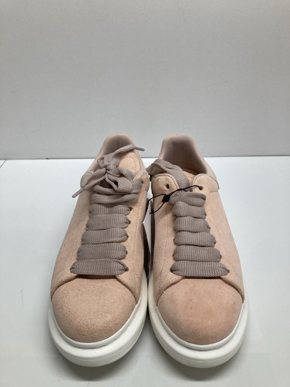 Lot 294  
            Edinburgh SR20 - Delivery Only 

                
ALEXANDER MCQUEEN OVERSIZED SNEAKERS IN PINK SUEDE NO SIZE: LOCATION - TABLE 2