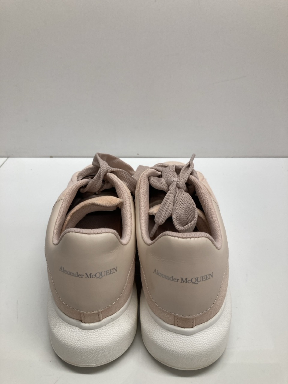 Lot 294  
            Edinburgh SR20 - Delivery Only 

                
ALEXANDER MCQUEEN OVERSIZED SNEAKERS IN PINK SUEDE NO SIZE: LOCATION - TABLE 2
