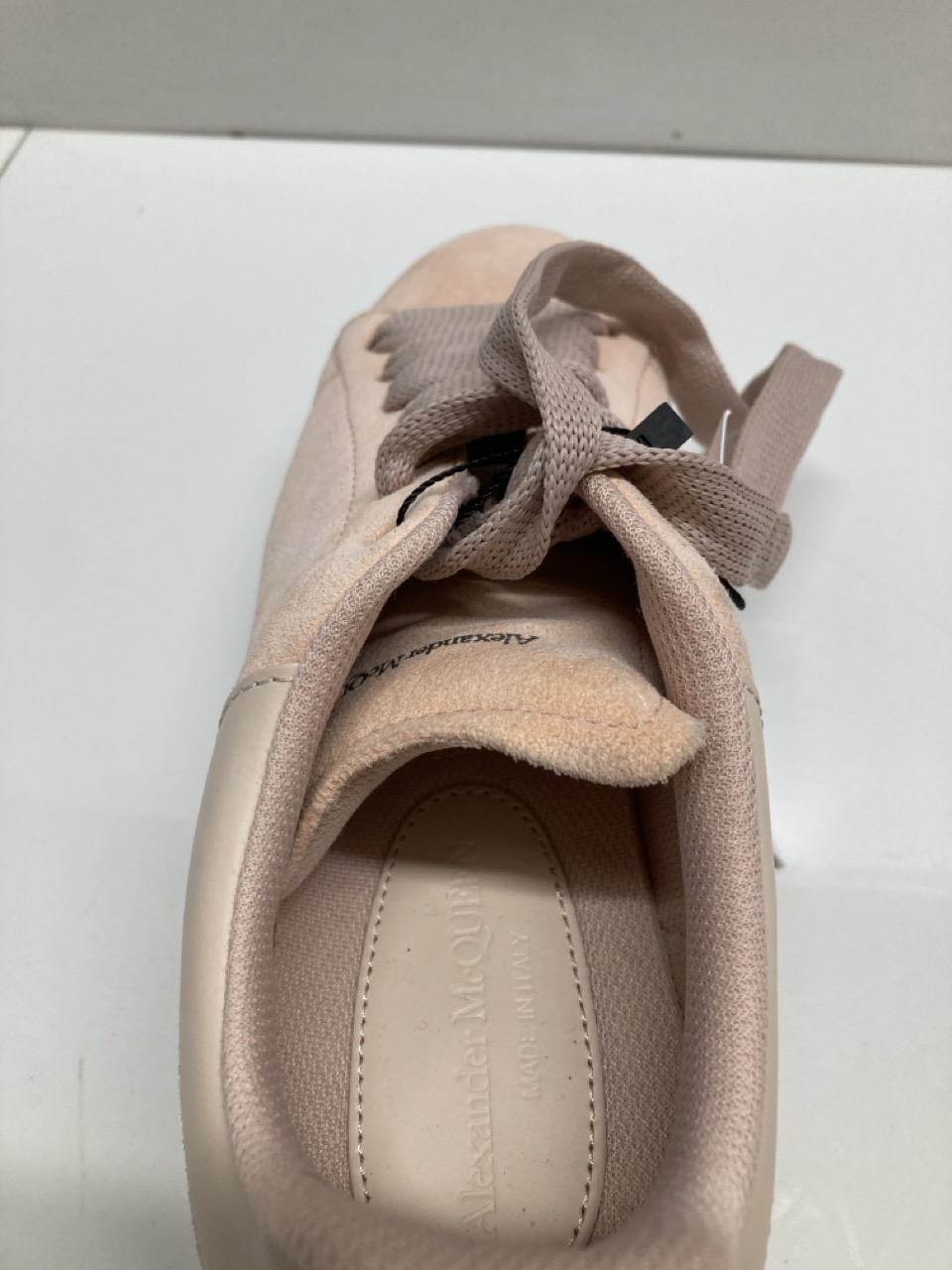 Lot 294  
            Edinburgh SR20 - Delivery Only 

                
ALEXANDER MCQUEEN OVERSIZED SNEAKERS IN PINK SUEDE NO SIZE: LOCATION - TABLE 2