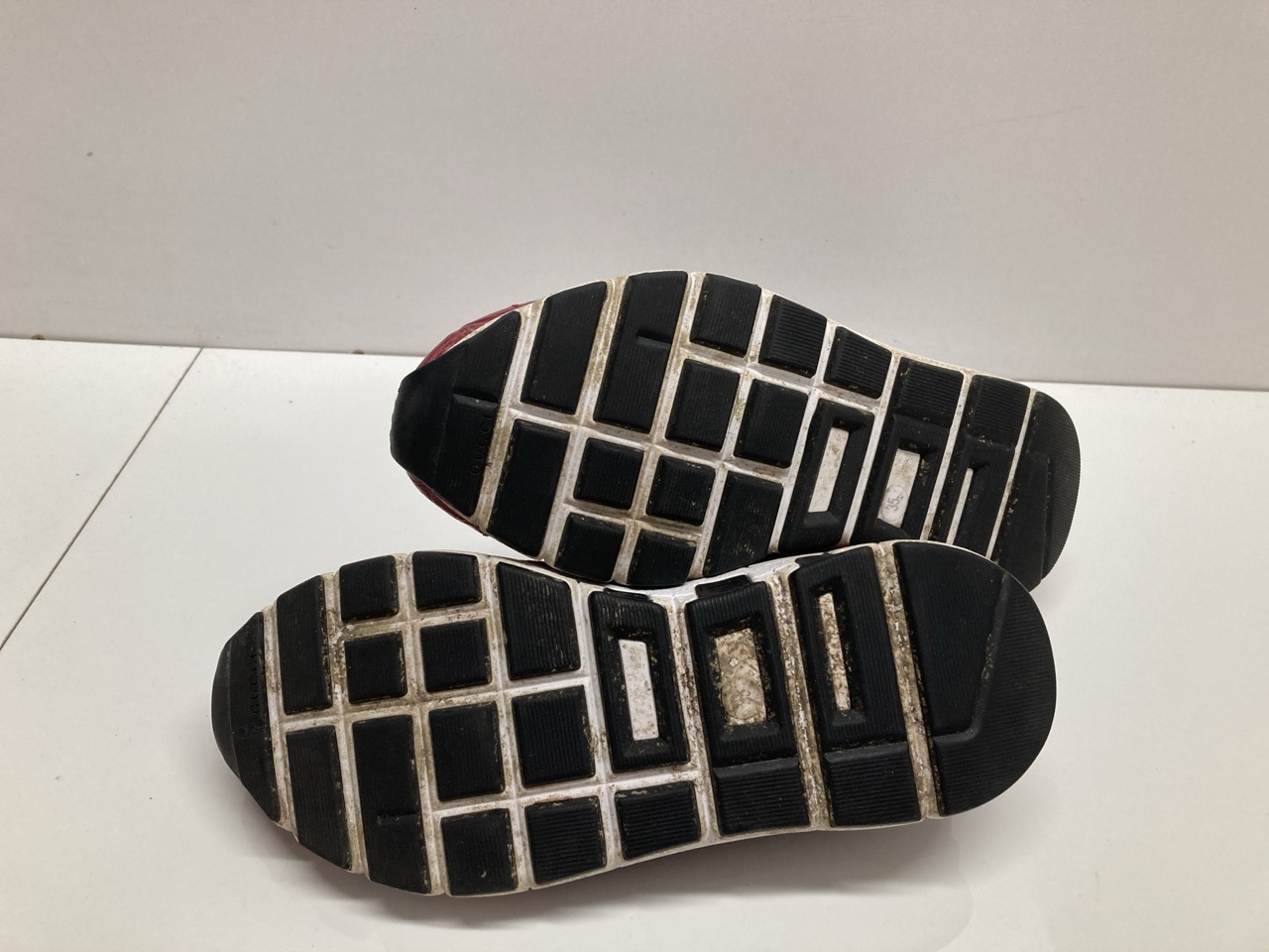 Lot 295  
            Edinburgh SR20 - Delivery Only 

                
GUCCI VINTAGE CROCO-EMBOSSED LOW-TOP SNEAKERS IN RED LEATHER AND MESH NO SIZE: LO...