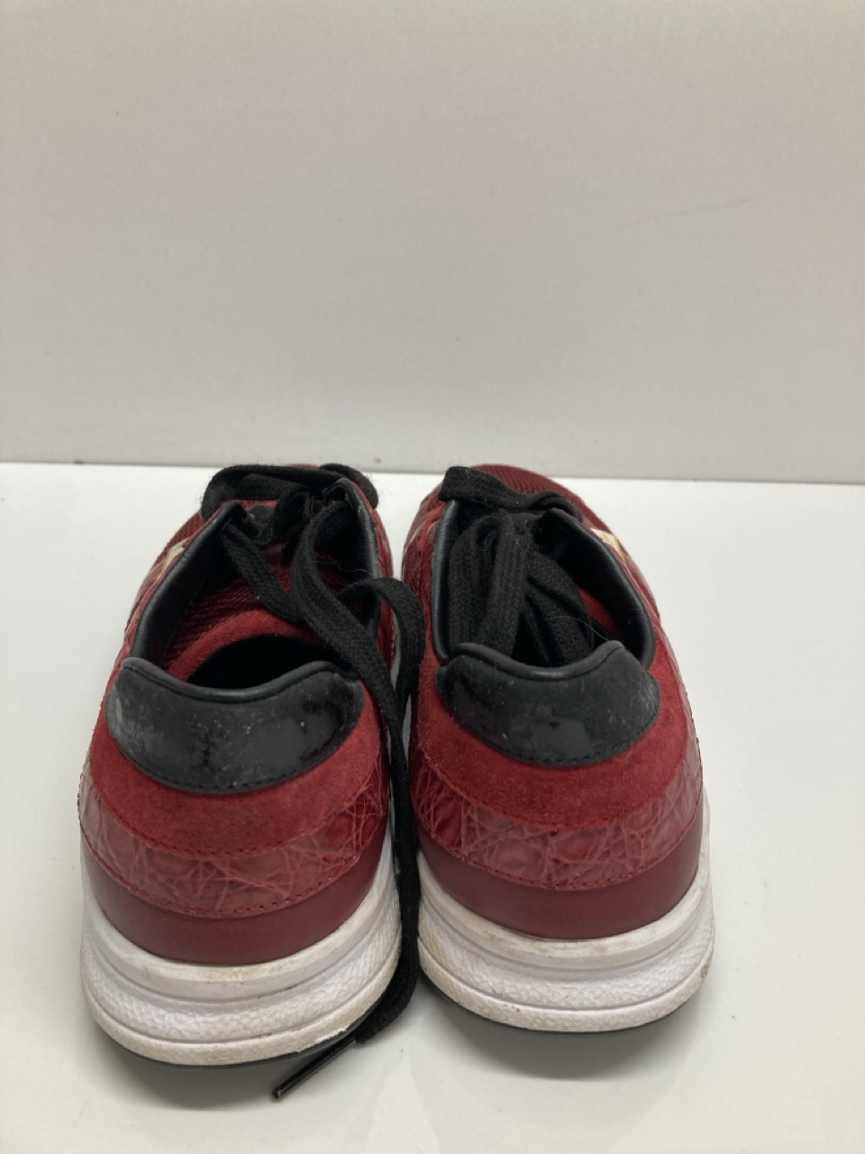 Lot 295  
            Edinburgh SR20 - Delivery Only 

                
GUCCI VINTAGE CROCO-EMBOSSED LOW-TOP SNEAKERS IN RED LEATHER AND MESH NO SIZE: LO...