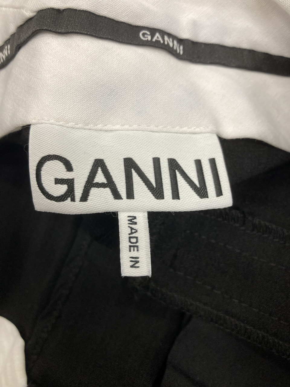 Lot 297  
            Edinburgh SR20 - Delivery Only 

                
GANNI REGULAR FIT CROPPED TROUSERS IN BLACK VISCOSE SIZE 42: LOCATION - RAIL 1