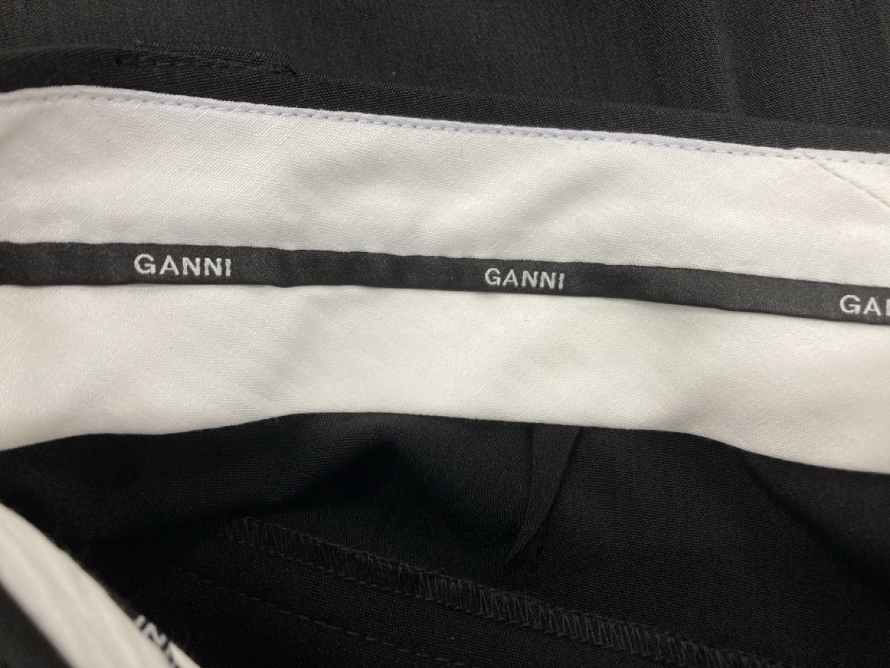 Lot 297  
            Edinburgh SR20 - Delivery Only 

                
GANNI REGULAR FIT CROPPED TROUSERS IN BLACK VISCOSE SIZE 42: LOCATION - RAIL 1