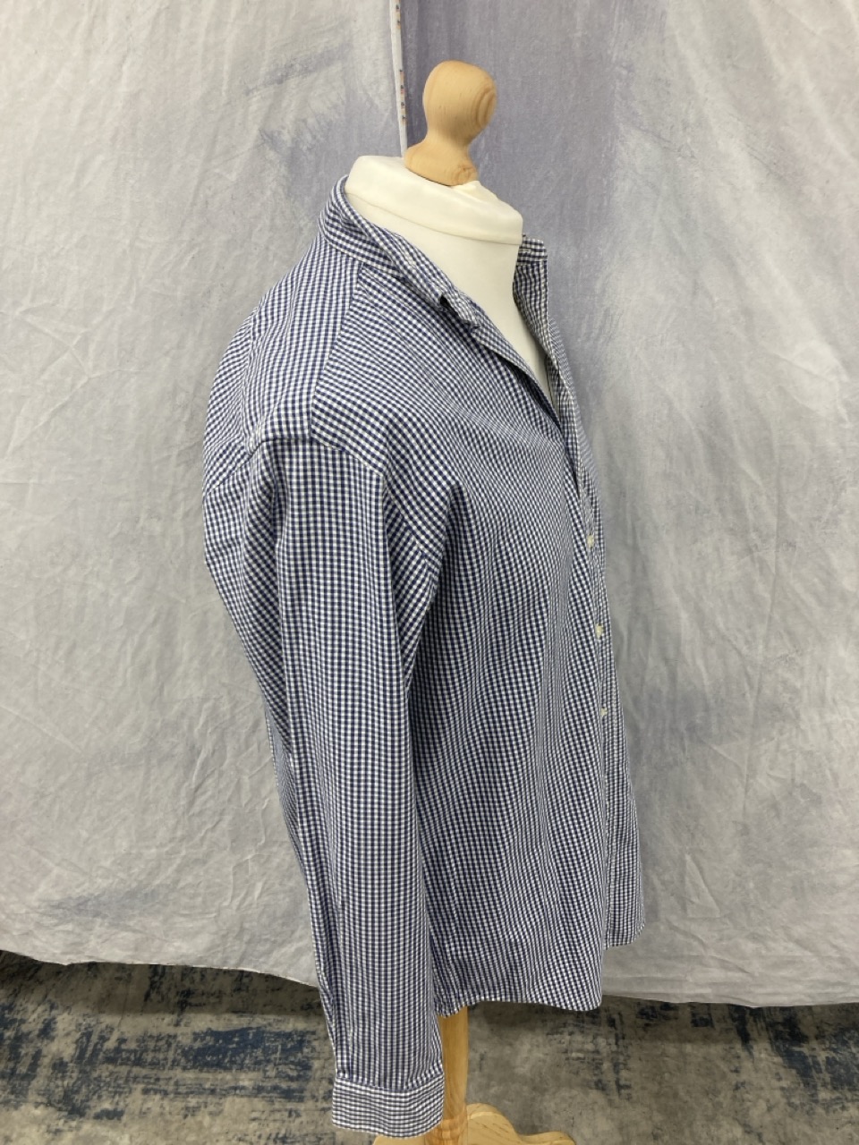 Lot 298  
            Edinburgh SR20 - Delivery Only 

                
POLO RALPH LAUREN GINGHAM CHECK SHIRT IN BLUE OXFORD COTTON SIZE 39: LOCATION - R...