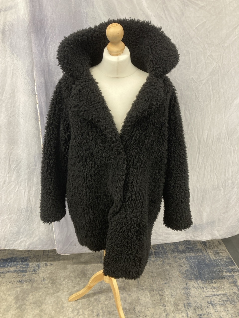 Lot 299  
            Edinburgh SR20 - Delivery Only 

                
SANDRO PARIS FAUX FUR COAT IN BLACK ACRYLIC SIZE 2: LOCATION - RAIL 1