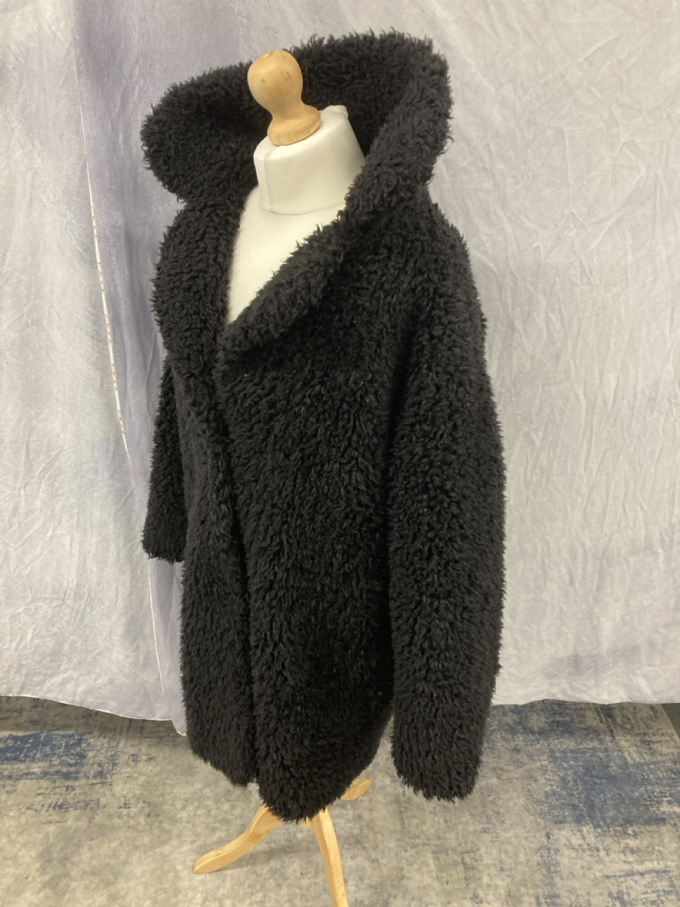 Lot 299  
            Edinburgh SR20 - Delivery Only 

                
SANDRO PARIS FAUX FUR COAT IN BLACK ACRYLIC SIZE 2: LOCATION - RAIL 1