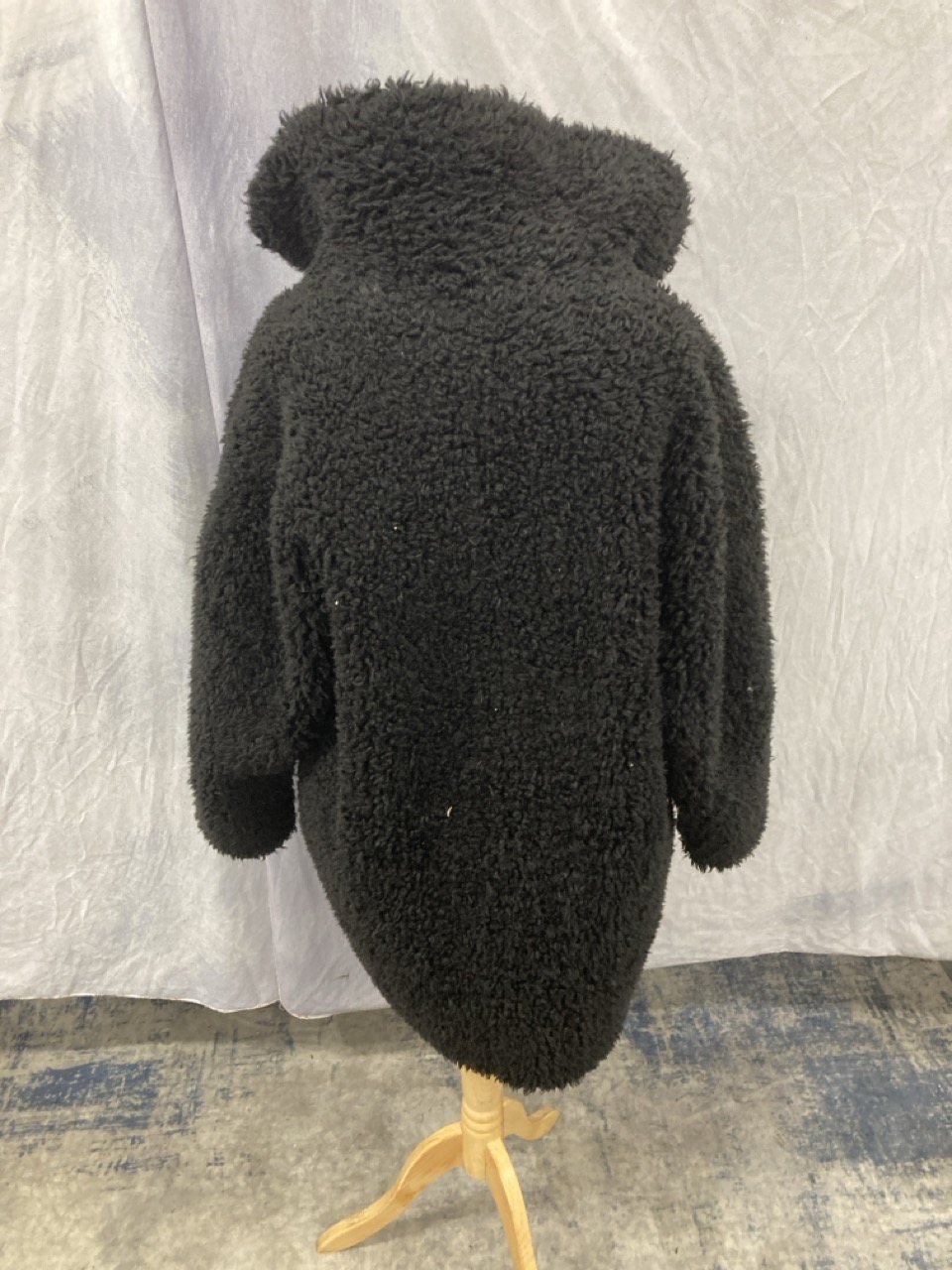 Lot 299  
            Edinburgh SR20 - Delivery Only 

                
SANDRO PARIS FAUX FUR COAT IN BLACK ACRYLIC SIZE 2: LOCATION - RAIL 1