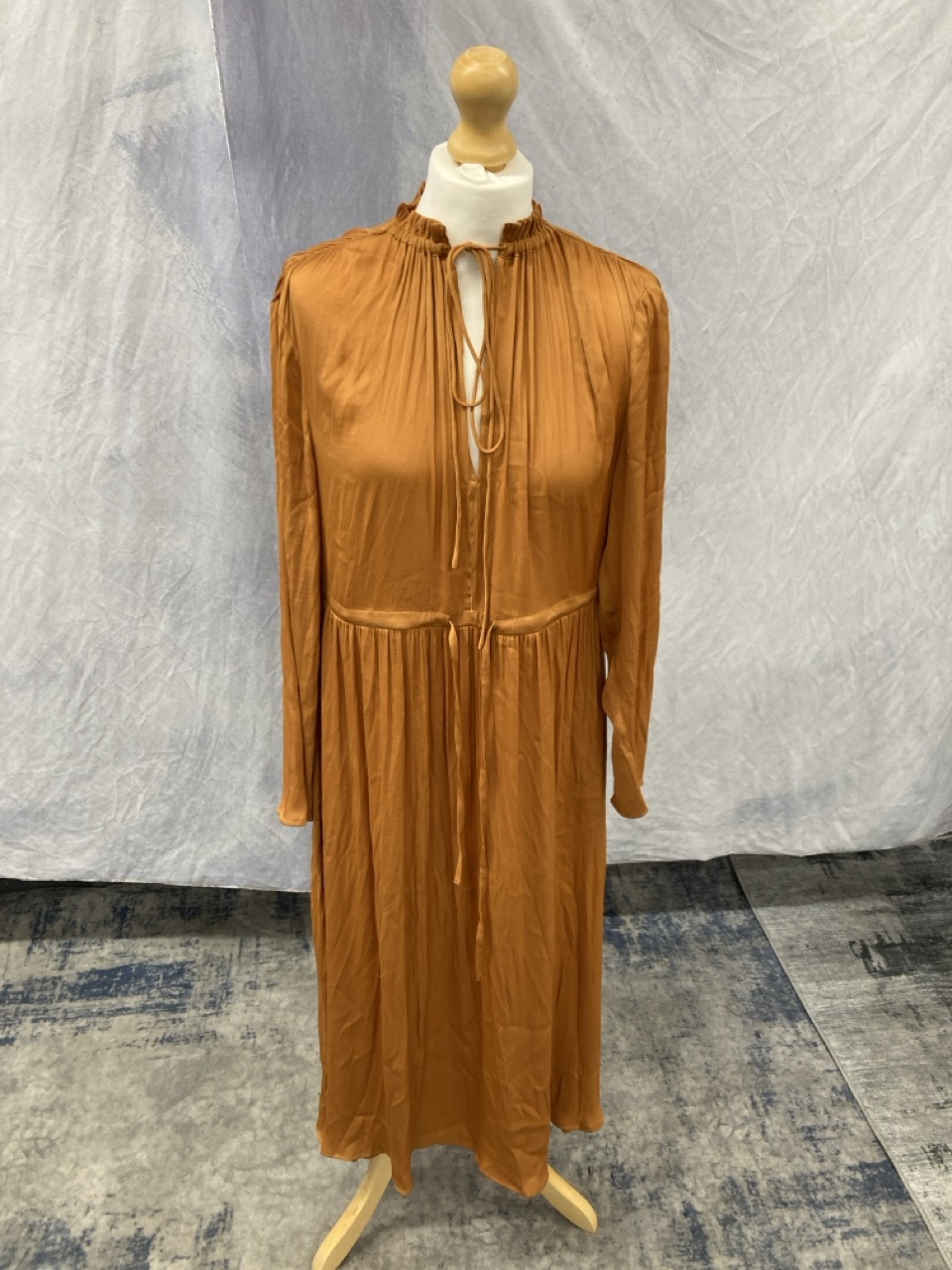 Lot 29  
            Edinburgh SR20 - Delivery Only 

                
MAJE ROUGE SHIRRED DRAWSTRING MIDI DRESS IN ORANGE POLYESTER SIZE 1: LOCATION - R...
