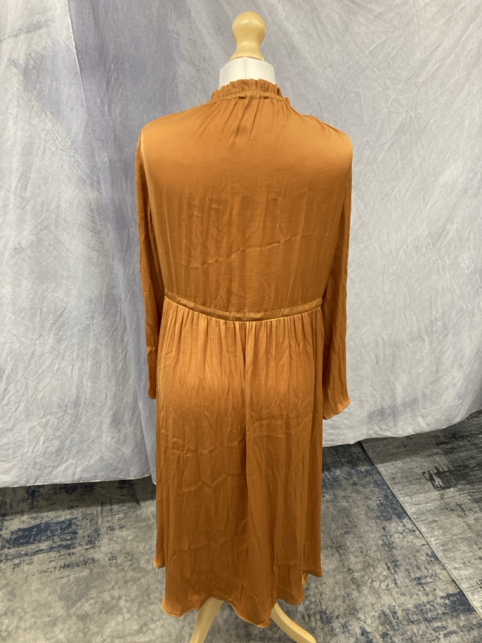 Lot 29  
            Edinburgh SR20 - Delivery Only 

                
MAJE ROUGE SHIRRED DRAWSTRING MIDI DRESS IN ORANGE POLYESTER SIZE 1: LOCATION - R...