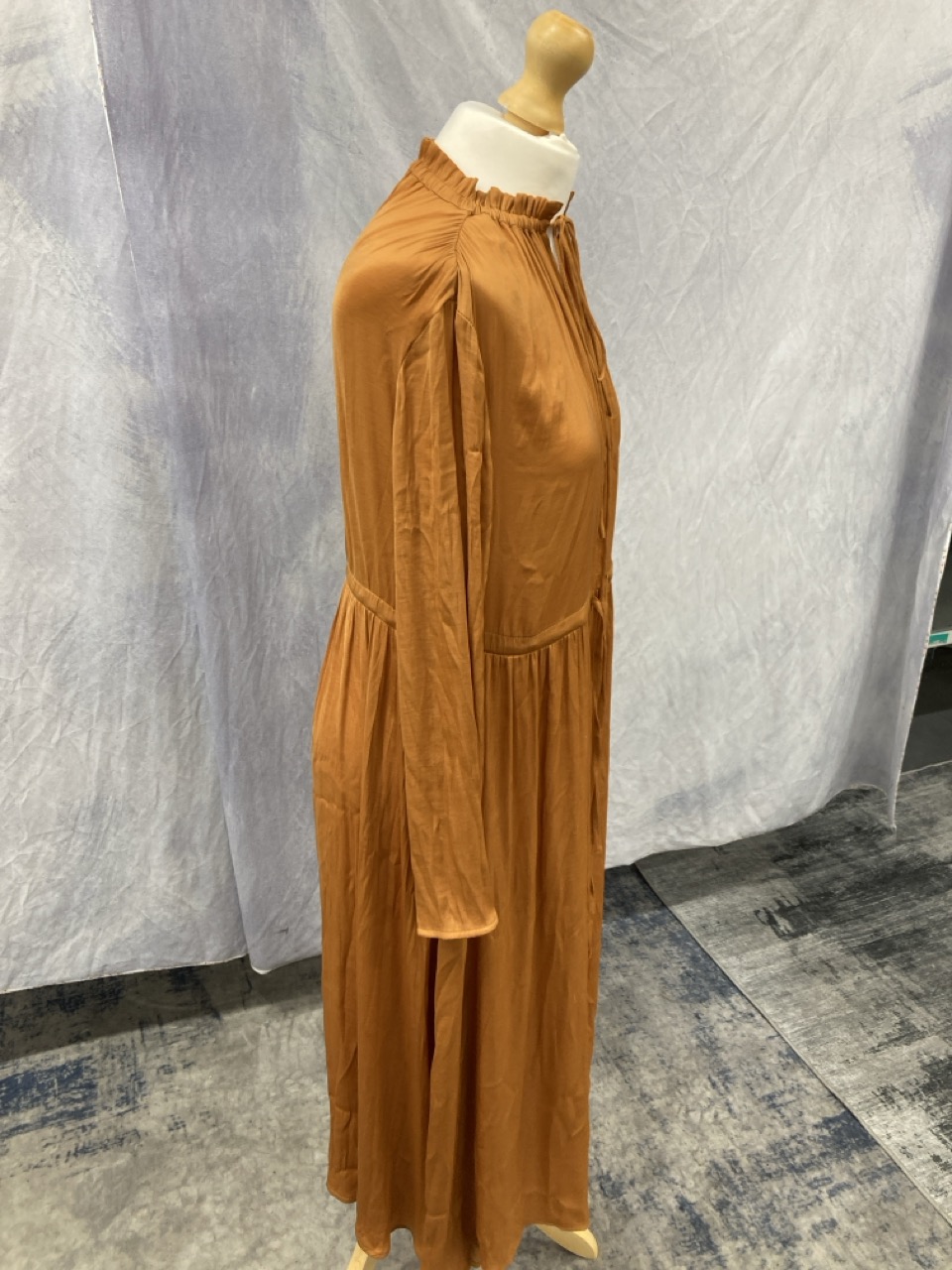Lot 29  
            Edinburgh SR20 - Delivery Only 

                
MAJE ROUGE SHIRRED DRAWSTRING MIDI DRESS IN ORANGE POLYESTER SIZE 1: LOCATION - R...