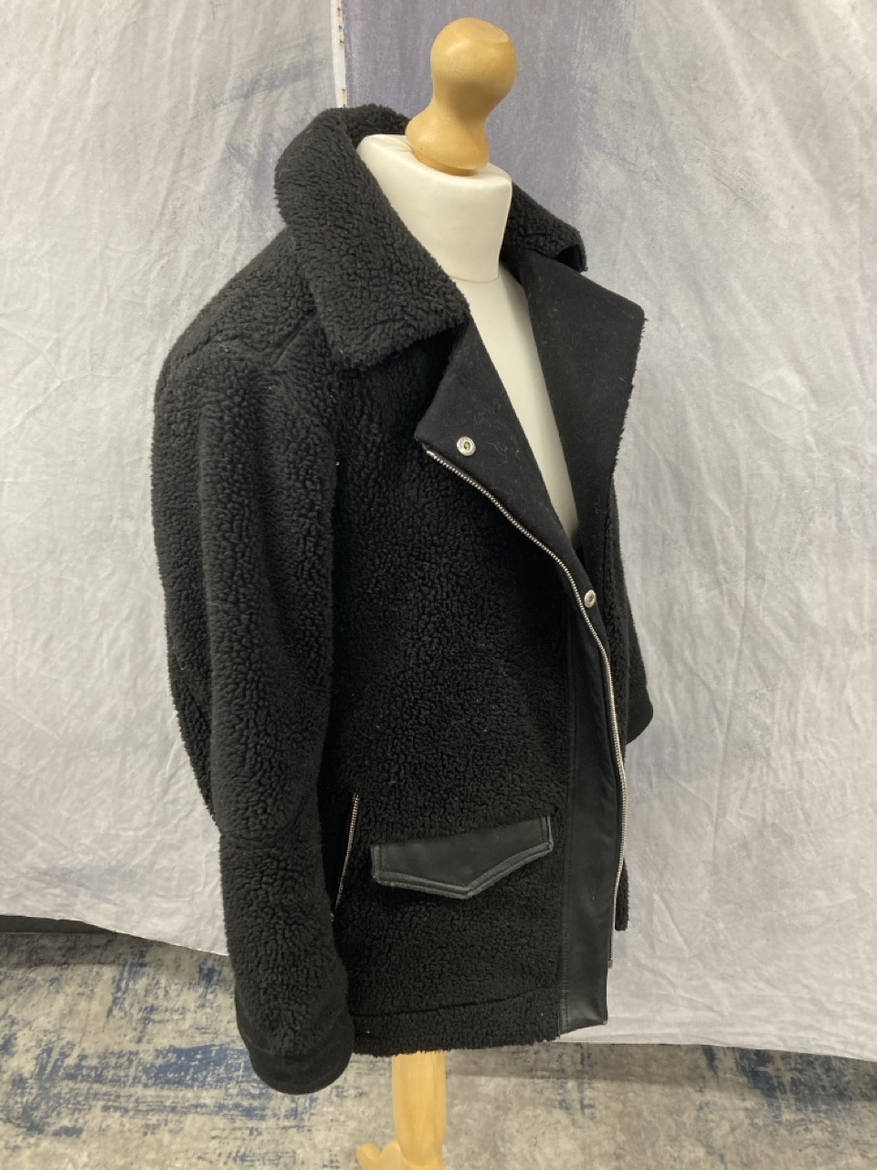 Lot 300  
            Edinburgh SR20 - Delivery Only 

                
SANDRO PARIS SHEARLING BIKER COAT IN BLACK WOOL SIZE 36: LOCATION - RAIL 1