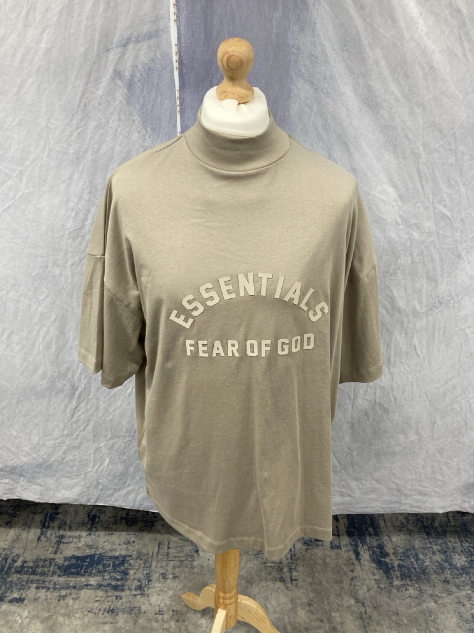 Lot 302  
            Edinburgh SR20 - Delivery Only 

                
FEAR OF GOD ESSENTIALS LOGO MOCK NECK T-SHIRT IN BEIGE COTTON SIZE S: LOCATION - ...