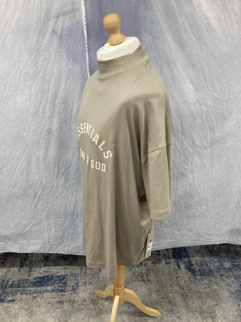 Lot 302  
            Edinburgh SR20 - Delivery Only 

                
FEAR OF GOD ESSENTIALS LOGO MOCK NECK T-SHIRT IN BEIGE COTTON SIZE S: LOCATION - ...