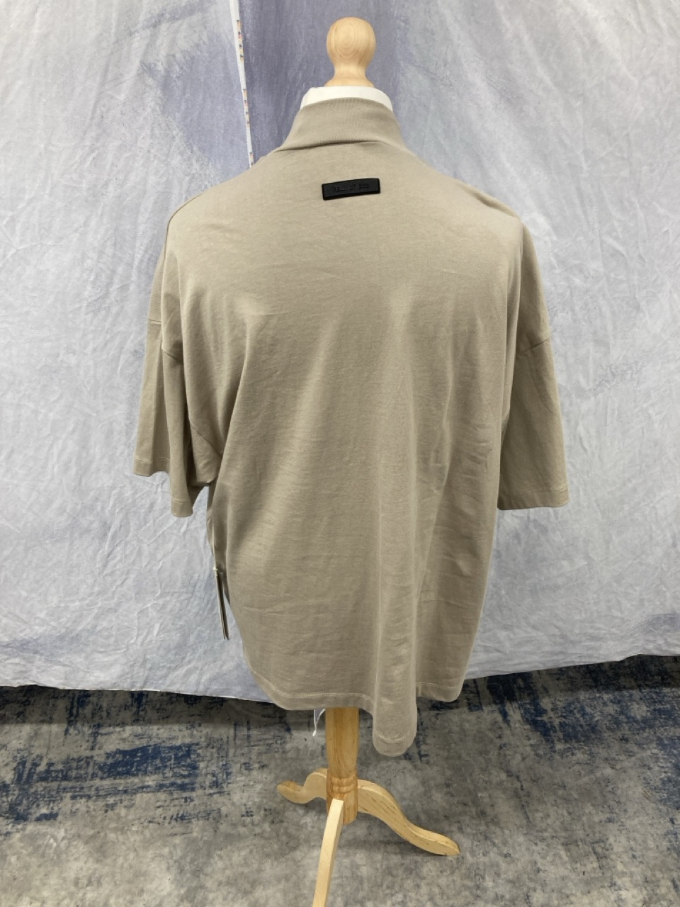 Lot 302  
            Edinburgh SR20 - Delivery Only 

                
FEAR OF GOD ESSENTIALS LOGO MOCK NECK T-SHIRT IN BEIGE COTTON SIZE S: LOCATION - ...