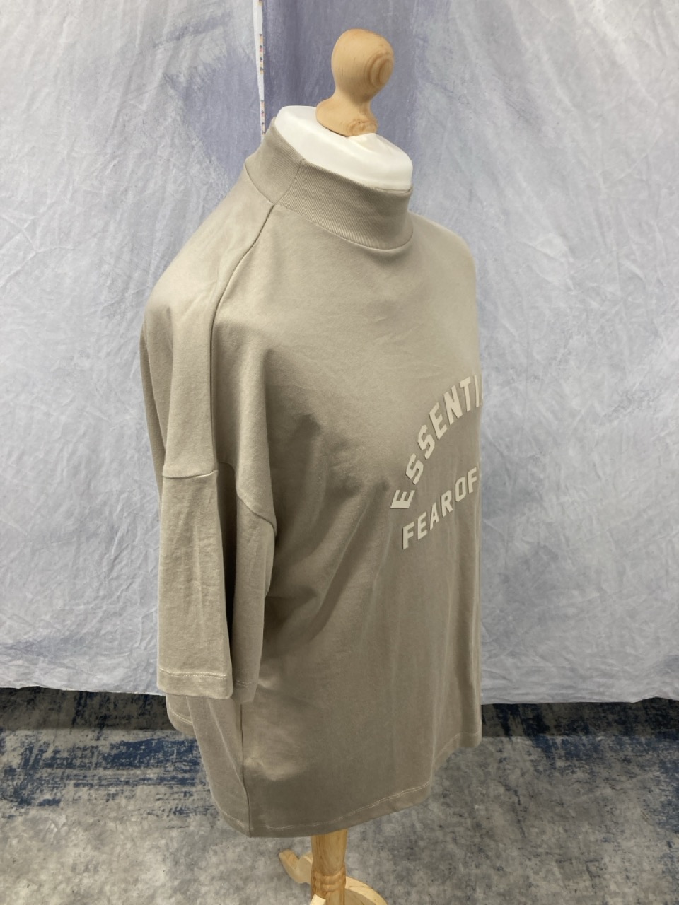 Lot 302  
            Edinburgh SR20 - Delivery Only 

                
FEAR OF GOD ESSENTIALS LOGO MOCK NECK T-SHIRT IN BEIGE COTTON SIZE S: LOCATION - ...