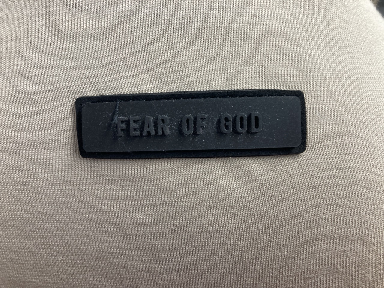 Lot 302  
            Edinburgh SR20 - Delivery Only 

                
FEAR OF GOD ESSENTIALS LOGO MOCK NECK T-SHIRT IN BEIGE COTTON SIZE S: LOCATION - ...