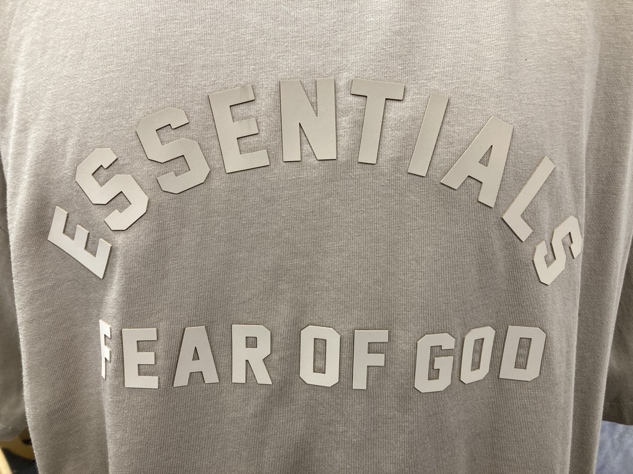 Lot 302  
            Edinburgh SR20 - Delivery Only 

                
FEAR OF GOD ESSENTIALS LOGO MOCK NECK T-SHIRT IN BEIGE COTTON SIZE S: LOCATION - ...