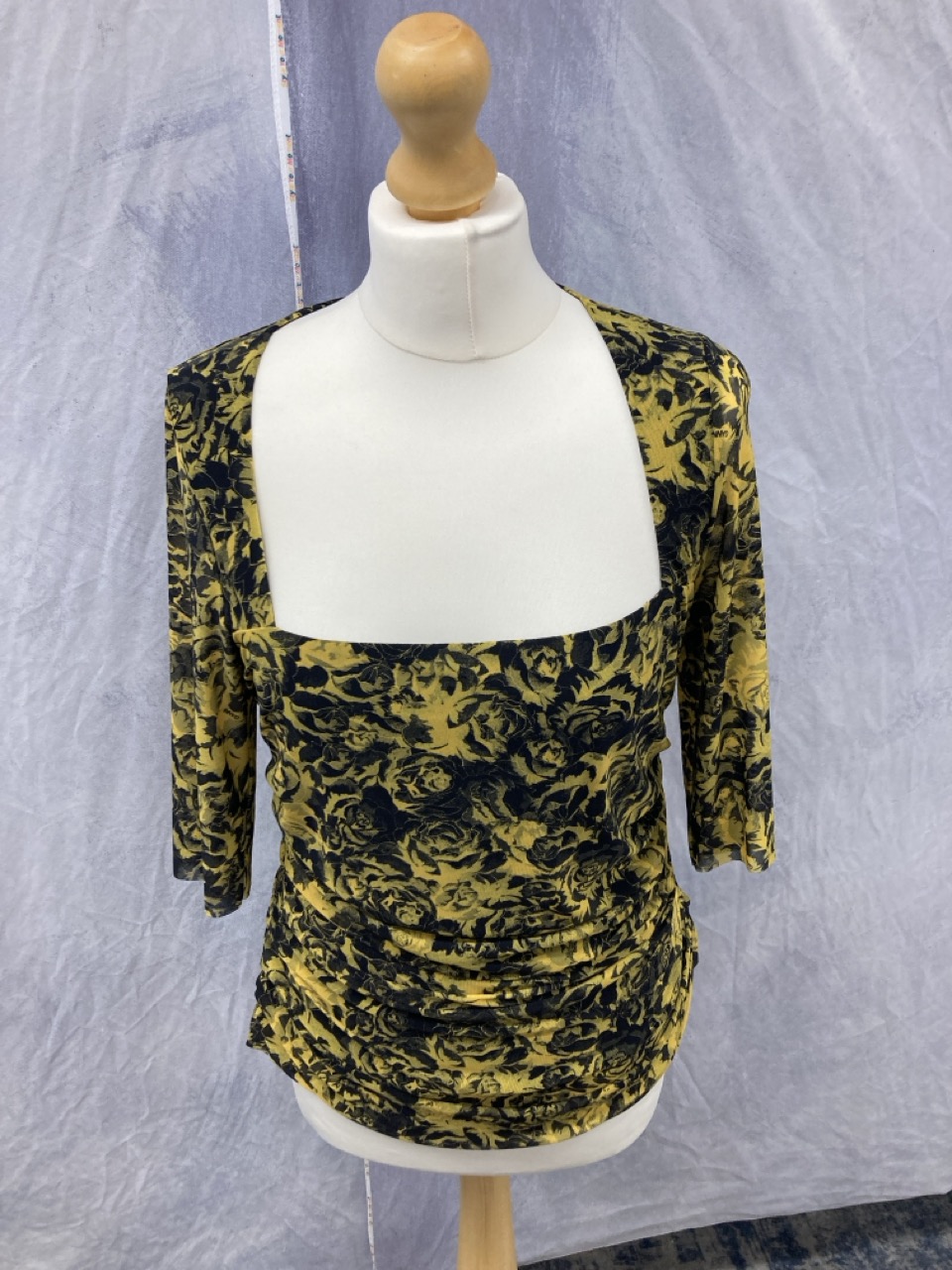 Lot 303  
            Edinburgh SR20 - Delivery Only 

                
GANNI PRINTED MESH BLOUSE IN YELLOW POLYAMIDE SIZE 42: LOCATION - RAIL 1