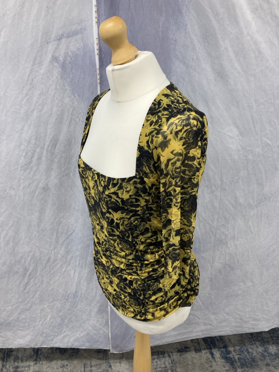 Lot 303  
            Edinburgh SR20 - Delivery Only 

                
GANNI PRINTED MESH BLOUSE IN YELLOW POLYAMIDE SIZE 42: LOCATION - RAIL 1