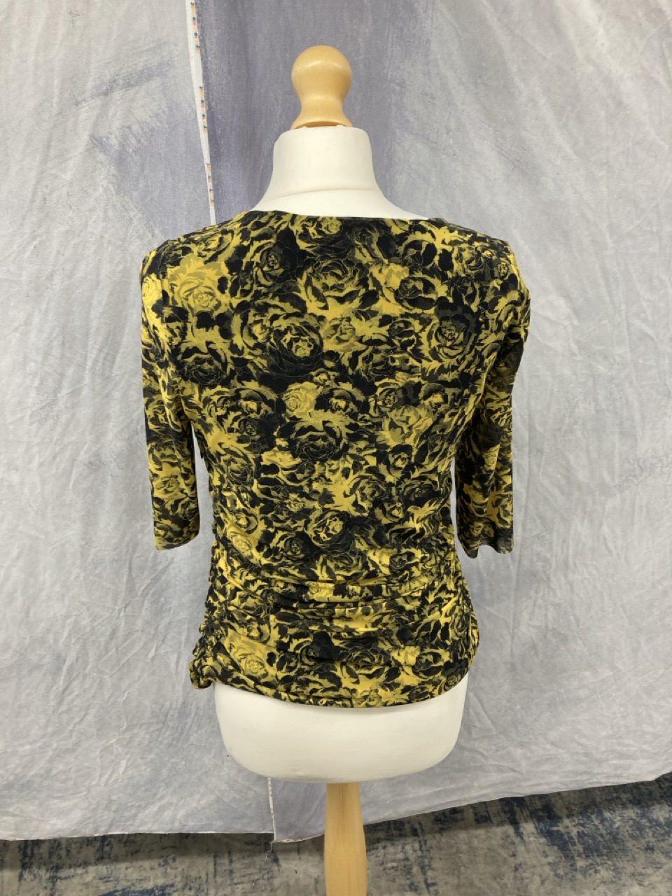 Lot 303  
            Edinburgh SR20 - Delivery Only 

                
GANNI PRINTED MESH BLOUSE IN YELLOW POLYAMIDE SIZE 42: LOCATION - RAIL 1