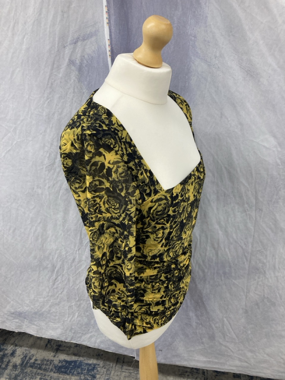 Lot 303  
            Edinburgh SR20 - Delivery Only 

                
GANNI PRINTED MESH BLOUSE IN YELLOW POLYAMIDE SIZE 42: LOCATION - RAIL 1