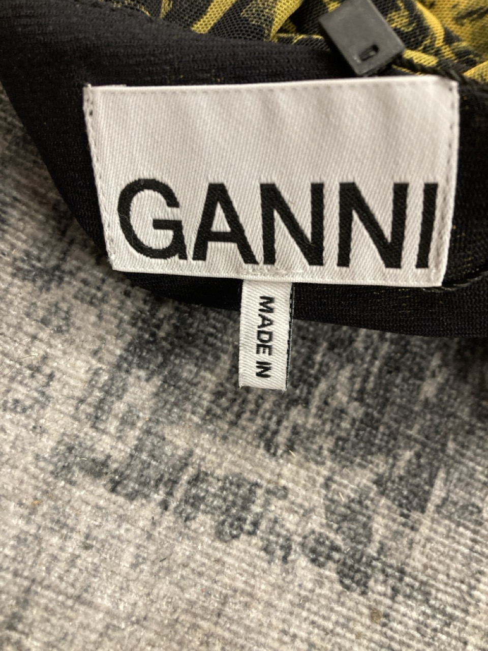 Lot 303  
            Edinburgh SR20 - Delivery Only 

                
GANNI PRINTED MESH BLOUSE IN YELLOW POLYAMIDE SIZE 42: LOCATION - RAIL 1