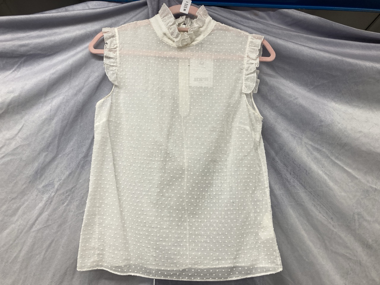 Lot 304  
            Edinburgh SR20 - Delivery Only 

                
ERDEM RUFFLED SLEEVELESS BLOUSE IN WHITE COTTON NO SIZE : LOCATION - RAIL 1