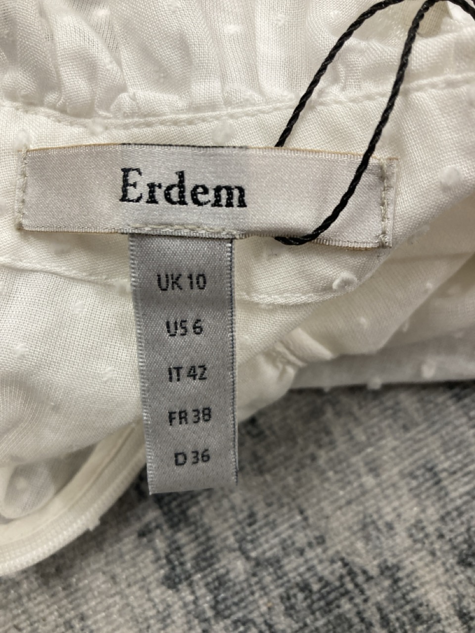 Lot 304  
            Edinburgh SR20 - Delivery Only 

                
ERDEM RUFFLED SLEEVELESS BLOUSE IN WHITE COTTON NO SIZE : LOCATION - RAIL 1