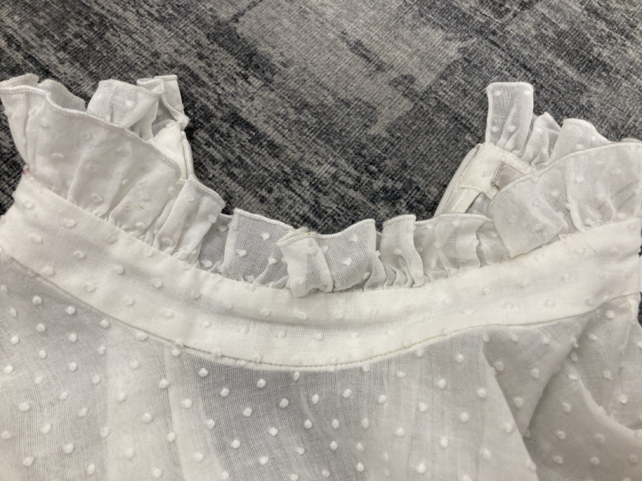 Lot 304  
            Edinburgh SR20 - Delivery Only 

                
ERDEM RUFFLED SLEEVELESS BLOUSE IN WHITE COTTON NO SIZE : LOCATION - RAIL 1