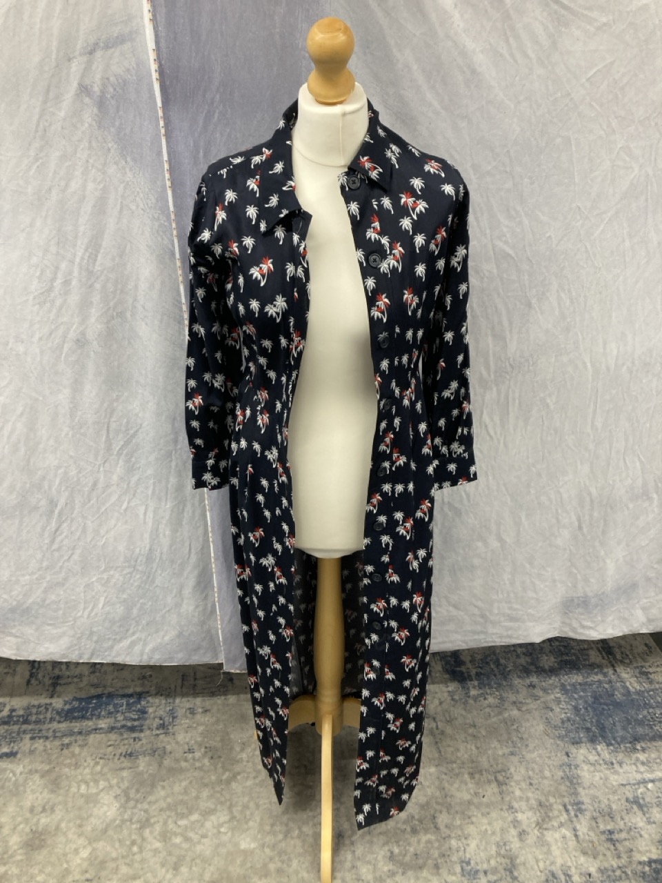 Lot 306  
            Edinburgh SR20 - Delivery Only 

                
MAJE RAWANE PALM-PRINT LONG-SLEEVE MIDI DRESS IN NAVY BLUE SILK SIZE 1: LOCATION ...