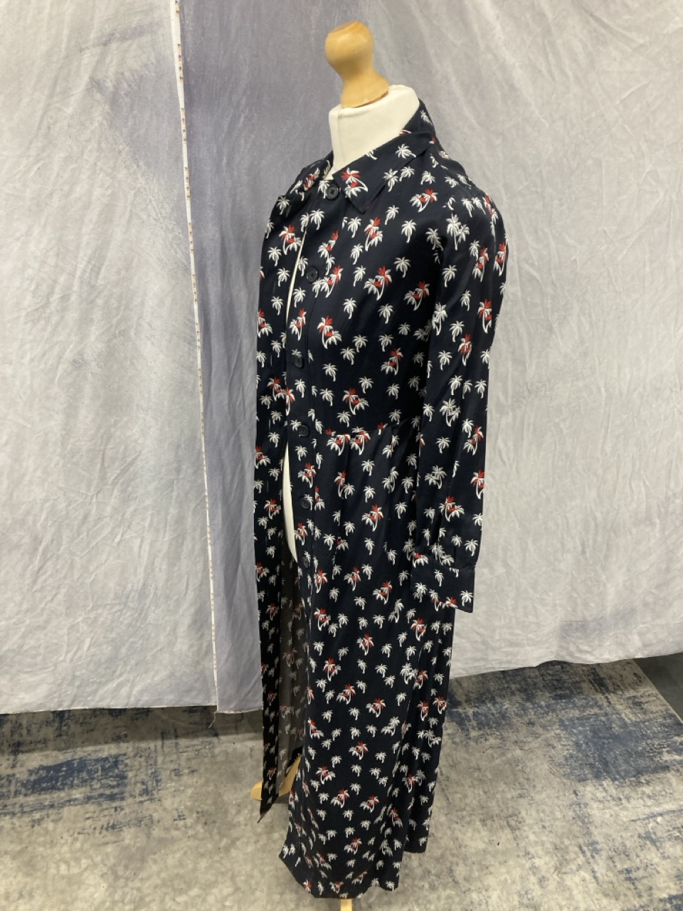 Lot 306  
            Edinburgh SR20 - Delivery Only 

                
MAJE RAWANE PALM-PRINT LONG-SLEEVE MIDI DRESS IN NAVY BLUE SILK SIZE 1: LOCATION ...