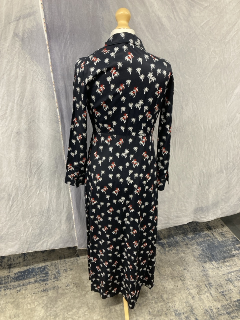 Lot 306  
            Edinburgh SR20 - Delivery Only 

                
MAJE RAWANE PALM-PRINT LONG-SLEEVE MIDI DRESS IN NAVY BLUE SILK SIZE 1: LOCATION ...