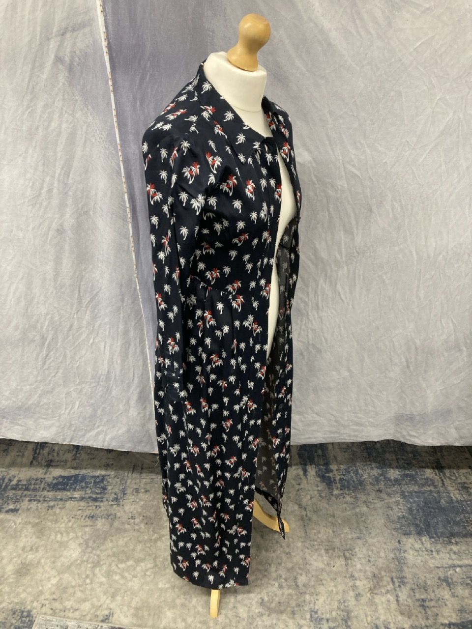 Lot 306  
            Edinburgh SR20 - Delivery Only 

                
MAJE RAWANE PALM-PRINT LONG-SLEEVE MIDI DRESS IN NAVY BLUE SILK SIZE 1: LOCATION ...