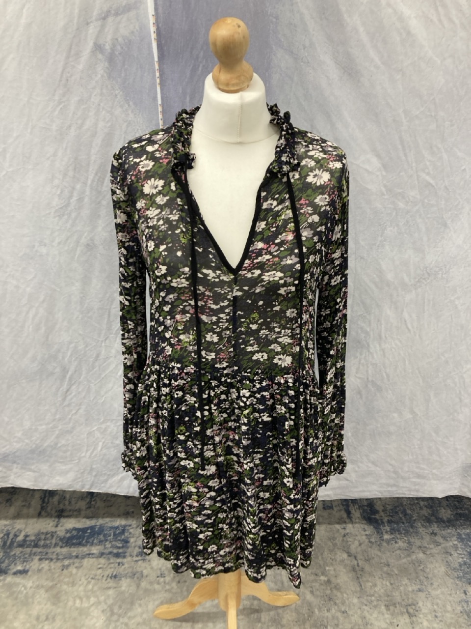 Lot 307  
            Edinburgh SR20 - Delivery Only 

                
GANNI GEORGETTE DRESS IN FLORAL PRINT VISCOSE SIZE 36: LOCATION - RAIL 1