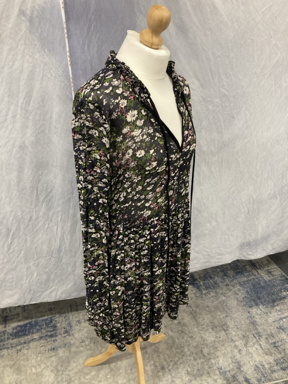 Lot 307  
            Edinburgh SR20 - Delivery Only 

                
GANNI GEORGETTE DRESS IN FLORAL PRINT VISCOSE SIZE 36: LOCATION - RAIL 1