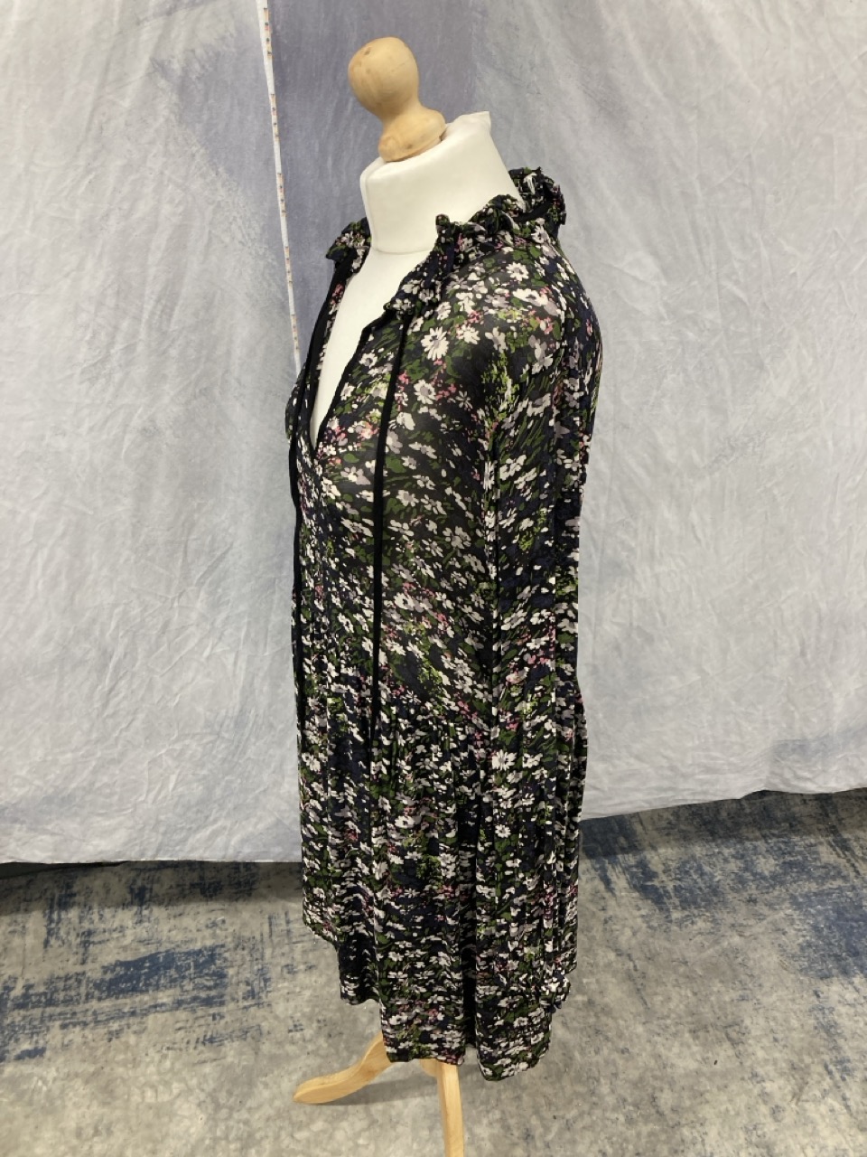 Lot 307  
            Edinburgh SR20 - Delivery Only 

                
GANNI GEORGETTE DRESS IN FLORAL PRINT VISCOSE SIZE 36: LOCATION - RAIL 1