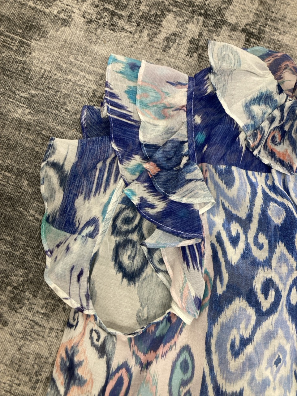 Lot 308  
            Edinburgh SR20 - Delivery Only 

                
ZIMMERMANN FLORAL BLOUSE SIZE 0: LOCATION - RAIL 1