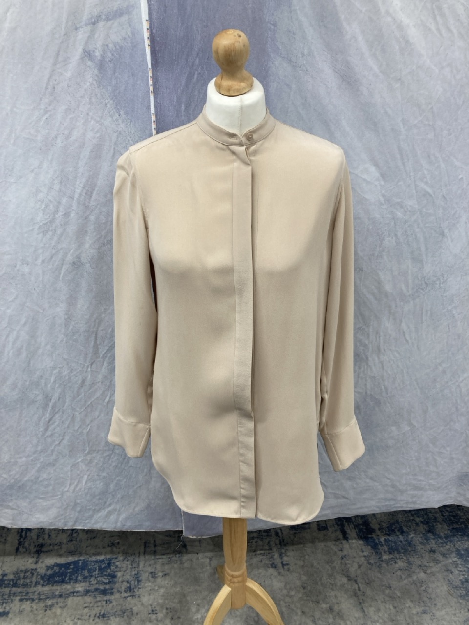 Lot 309  
            Edinburgh SR20 - Delivery Only 

                
JOSEPH MANDARIN COLLAR SHIRT IN BEIGE COTTON SIZE 36: LOCATION - RAIL 1