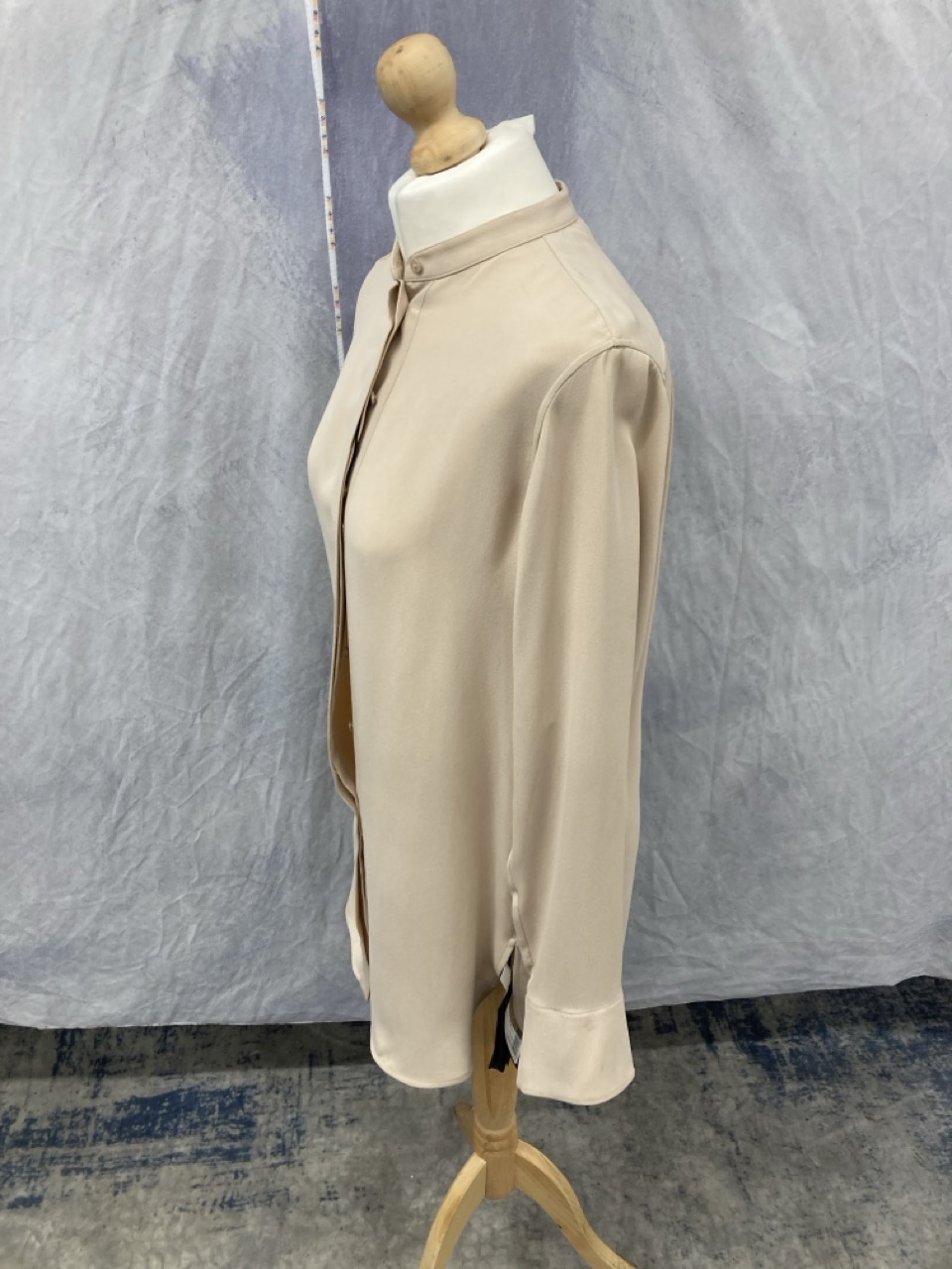 Lot 309  
            Edinburgh SR20 - Delivery Only 

                
JOSEPH MANDARIN COLLAR SHIRT IN BEIGE COTTON SIZE 36: LOCATION - RAIL 1
