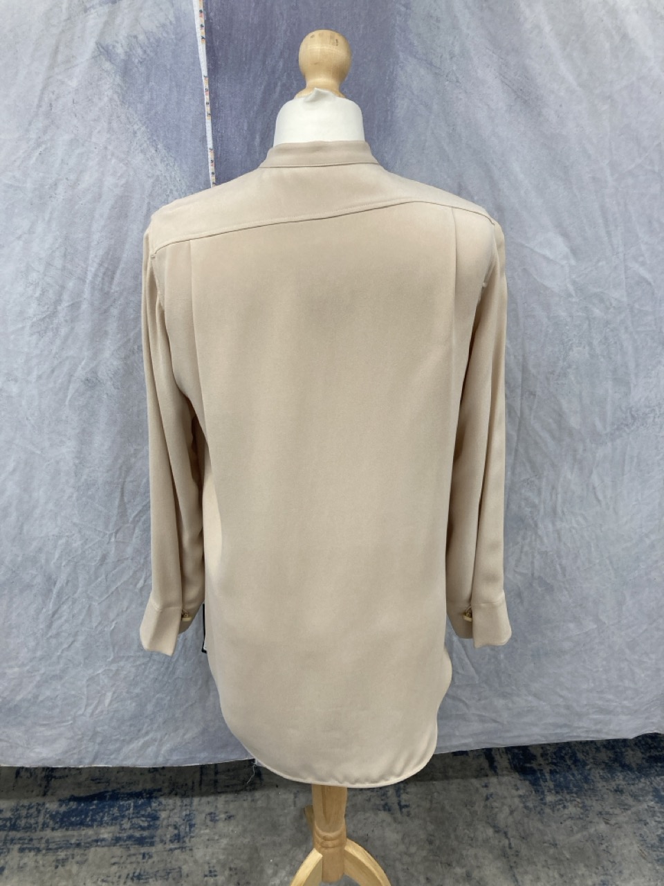 Lot 309  
            Edinburgh SR20 - Delivery Only 

                
JOSEPH MANDARIN COLLAR SHIRT IN BEIGE COTTON SIZE 36: LOCATION - RAIL 1