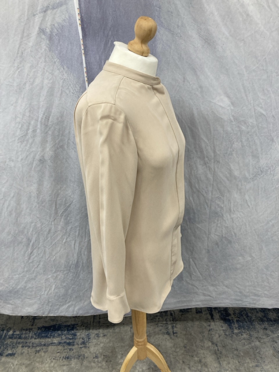 Lot 309  
            Edinburgh SR20 - Delivery Only 

                
JOSEPH MANDARIN COLLAR SHIRT IN BEIGE COTTON SIZE 36: LOCATION - RAIL 1