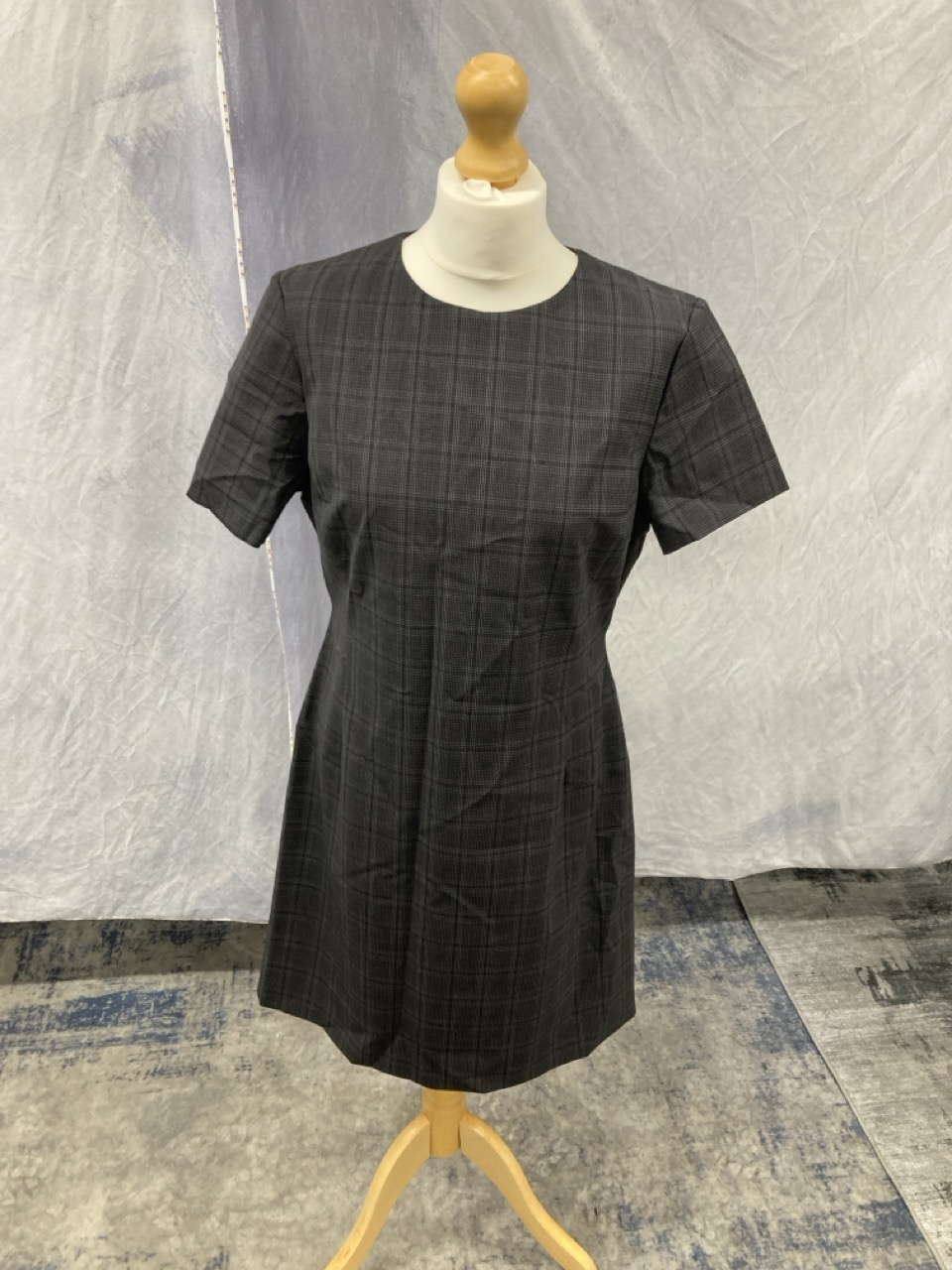 Lot 30  
            Edinburgh SR20 - Delivery Only 

                
THEORY CREWNECK WINDOWPANE CHECK KNIT DOLMAN SHIFT DRESS IN MULTICOLOR WOOL SIZE ...