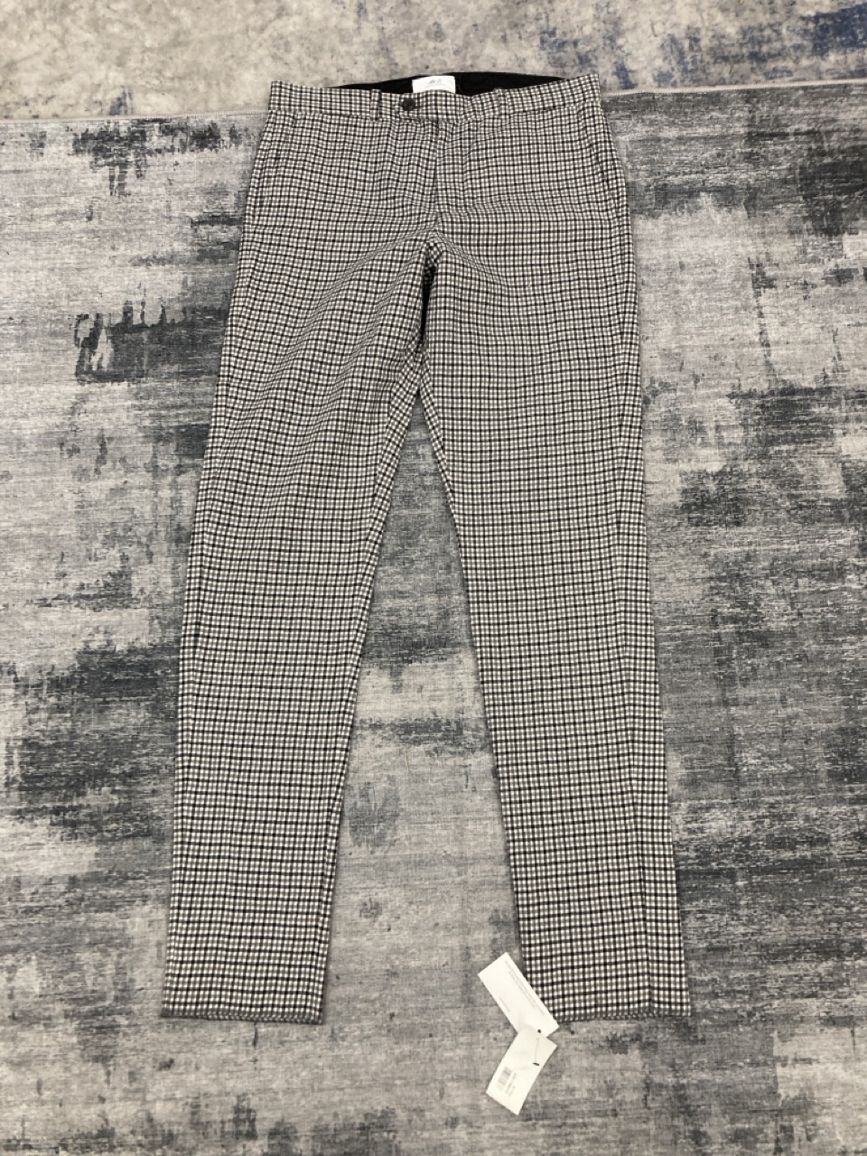 Lot 312  
            Edinburgh SR20 - Delivery Only 

                
MR. P CHECK TAPERED TROUSERS IN GRAY WOOL SIZE 34: LOCATION - RAIL 1