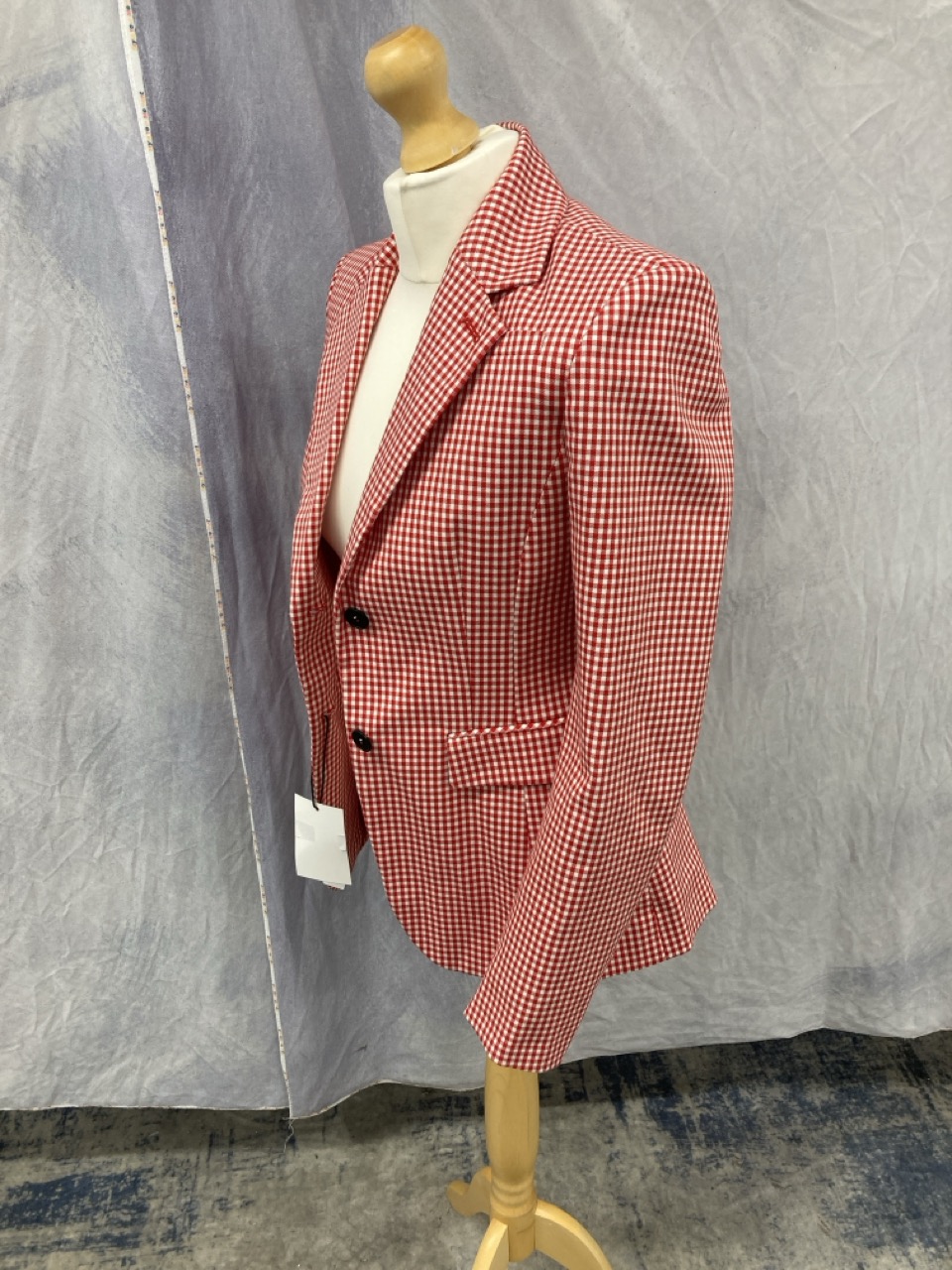 Lot 313  
            Edinburgh SR20 - Delivery Only 

                
ALTUZARRA GINGHAM BLAZER IN RED COTTON SIZE 36: LOCATION - RAIL 1