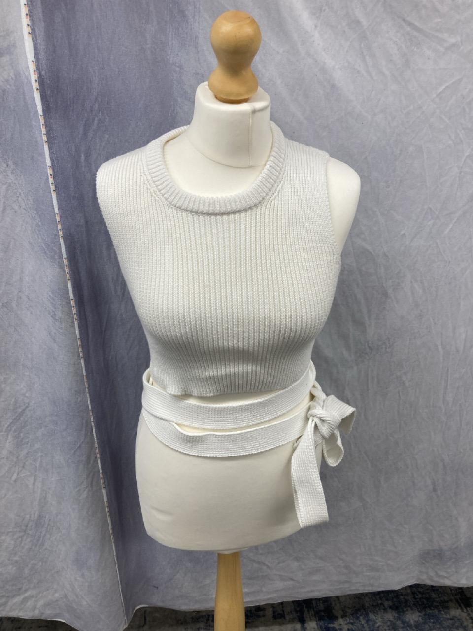 Lot 314  
            Edinburgh SR20 - Delivery Only 

                
RED VALENTINO GARAVANI KNIT TOP SIZE S: LOCATION - RAIL 1