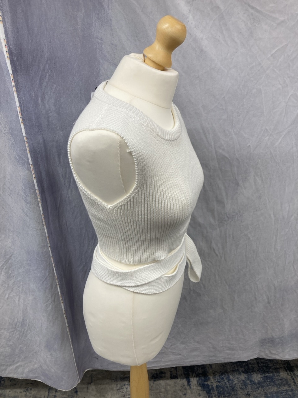 Lot 314  
            Edinburgh SR20 - Delivery Only 

                
RED VALENTINO GARAVANI KNIT TOP SIZE S: LOCATION - RAIL 1