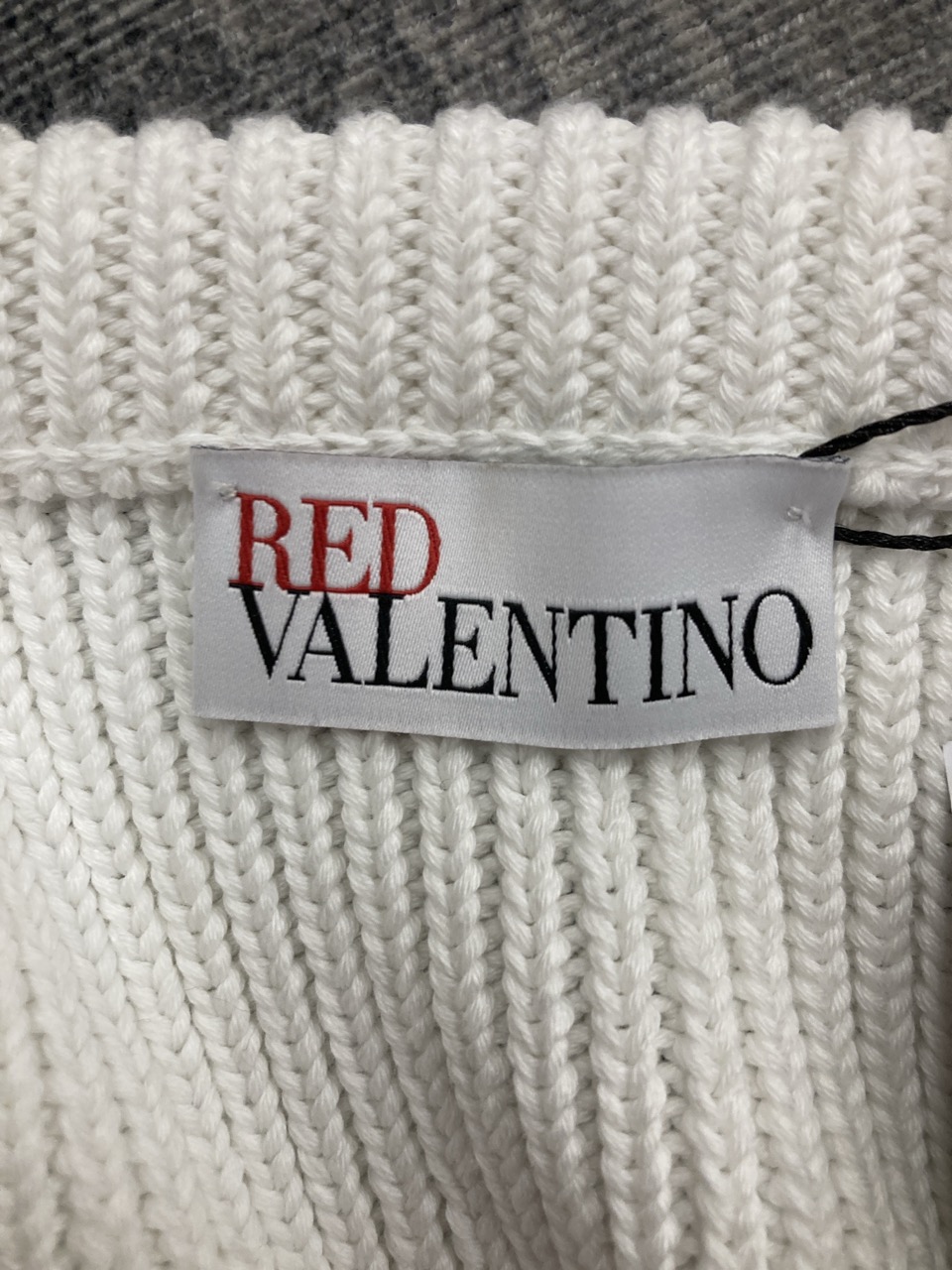 Lot 314  
            Edinburgh SR20 - Delivery Only 

                
RED VALENTINO GARAVANI KNIT TOP SIZE S: LOCATION - RAIL 1