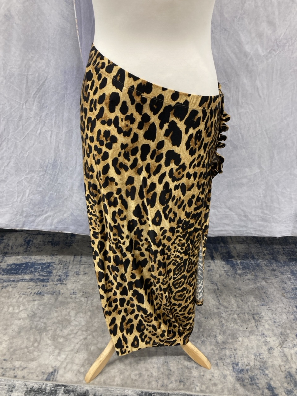 Lot 315  
            Edinburgh SR20 - Delivery Only 

                
PACO RABANNE ANIMAL PRINT SKIRT NO SIZE: LOCATION - RAIL 1