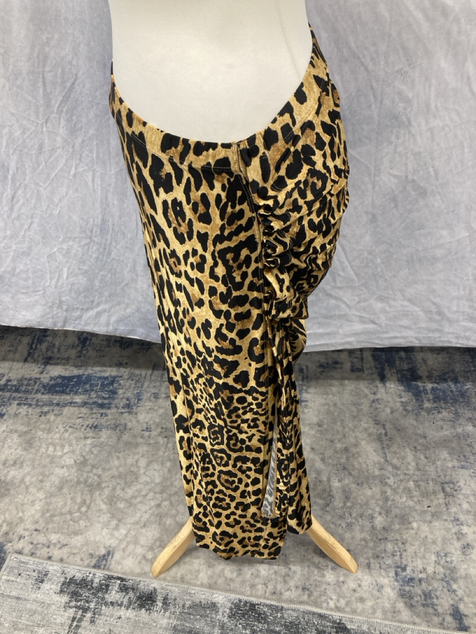 Lot 315  
            Edinburgh SR20 - Delivery Only 

                
PACO RABANNE ANIMAL PRINT SKIRT NO SIZE: LOCATION - RAIL 1