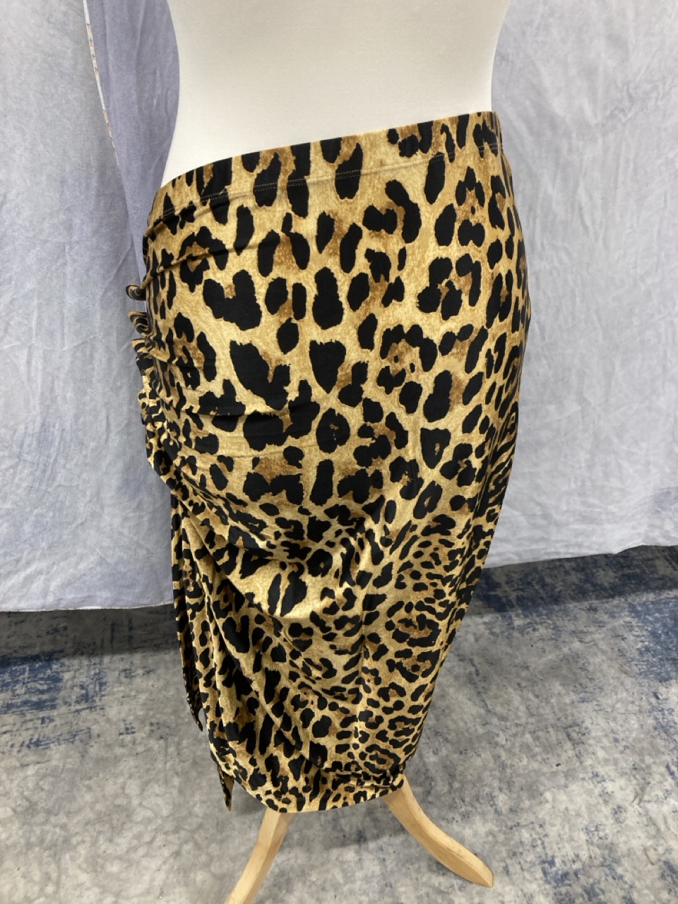 Lot 315  
            Edinburgh SR20 - Delivery Only 

                
PACO RABANNE ANIMAL PRINT SKIRT NO SIZE: LOCATION - RAIL 1